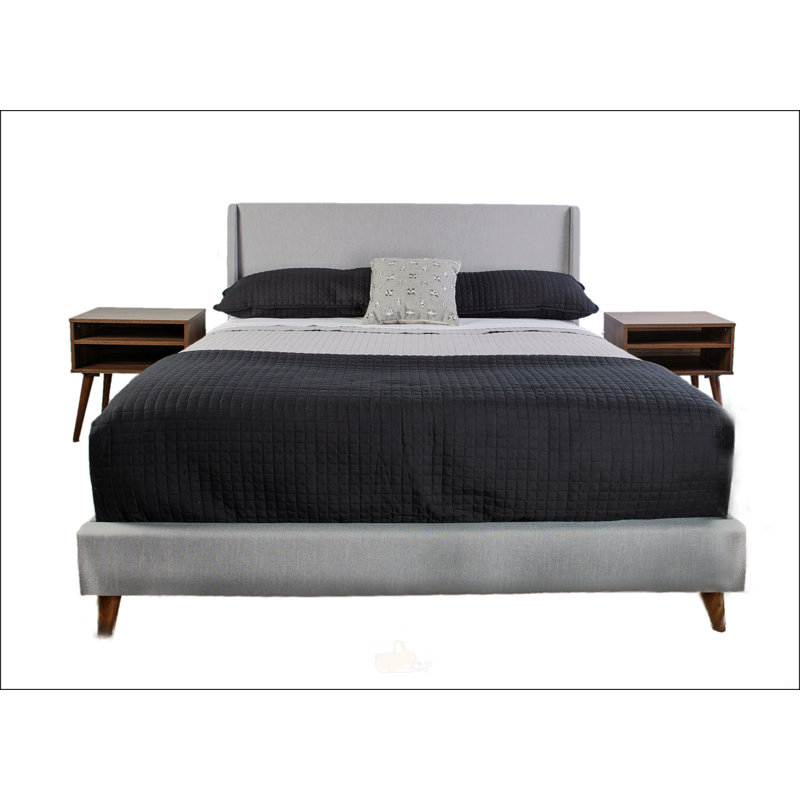 Très grand lit tapissier avec 2 tables de chevet