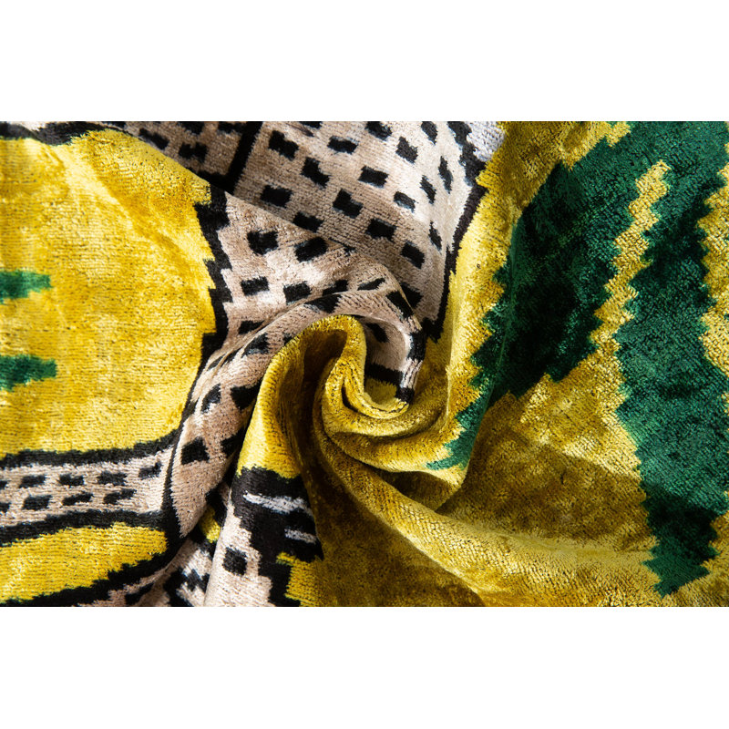 Coussin en velours de soie fait à la main à motif animalier - 20 x 20, jaune éclatant avec motif vert et beige, insert en duvet de plumes