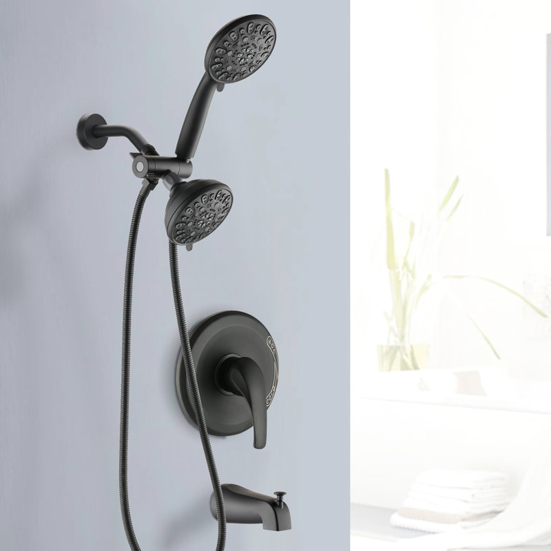 Système de douche noir mat avec double haut. 7 modes de pulvérisation pour se faire dorloter. Tout en métal. Débit de 1,8 gallons par minute. Boyau 59 po. Raccord 1/2 po. Bec de baignoire mural - noir. Robinet de robinet 2 en 1. Douche confortable.