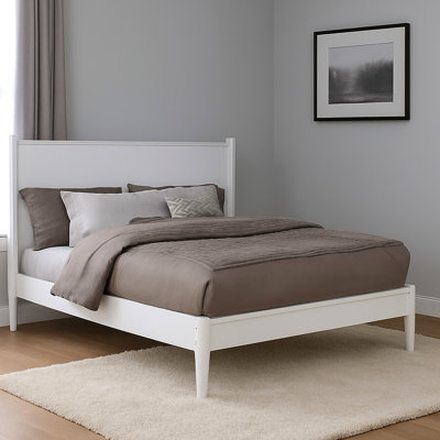Lit plateforme très grand Mid-Century blanc, avec pieds fuselés ronds, sans sommier, base à lattes pour le style de la chambre à coucher et la fonctionnalité pratique