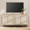 Meuble télé 65 po de style campagne moderne avec portes en patchwork fabriquées à la main pour téléviseurs de 55 à 75 po, console de divertissement avec gestion des câbles, tablettes de rangement réglables pour le salon, chêne clair