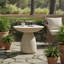 Table d'appoint d'extérieur en fibre de verre moderne avec finition texturée aspect pierre, table d'appoint sculpturale pour patio ou jardin