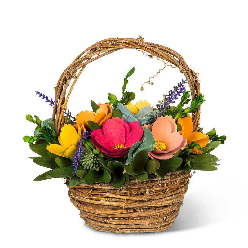 Arrangements floraux rustiques mélangés dans un panier