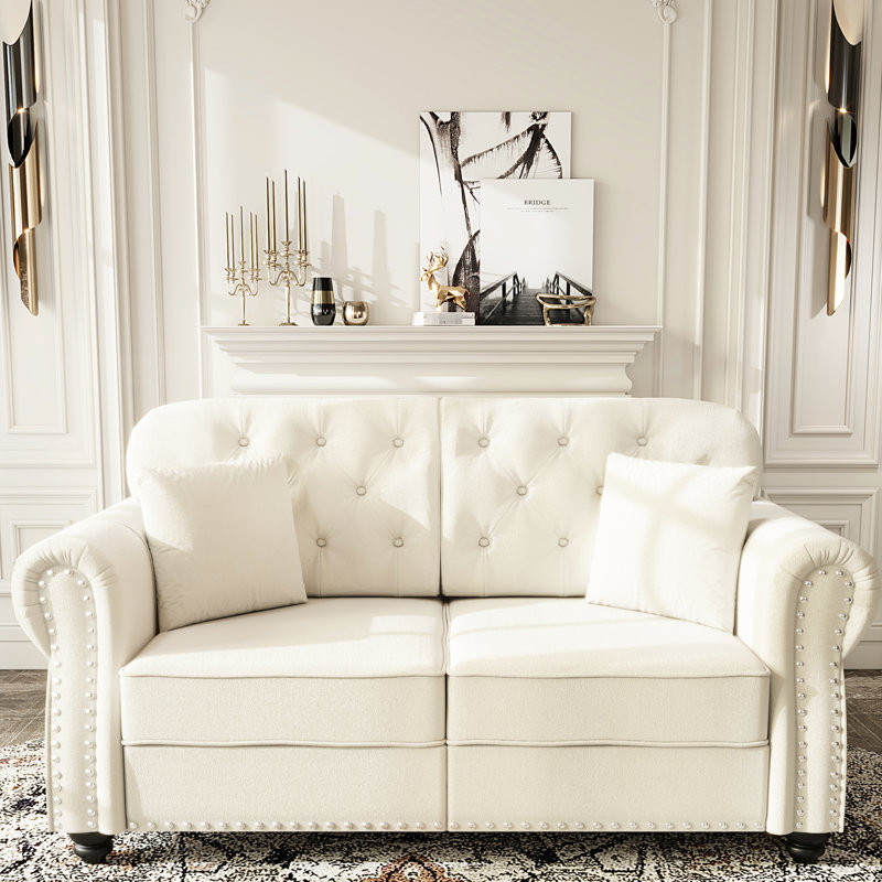 Canapé d'angle de 63 pouces beige/blanc en velours capitonné avec boutons, ourlet roulé, garniture cloutée, mousse confortable et résiliente, 2 coussins haute densité.