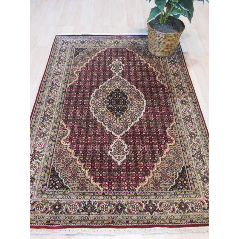 Tapis rouge en laine noué à la main 4 pi 6 po x 6 pi 6 po Mahi