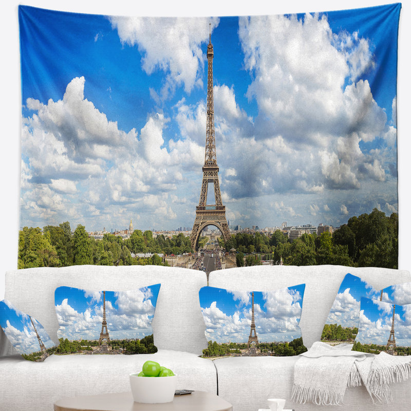 Tapisserie panoramique de la tour Eiffel sous les nuages, H 68 po x l 80 po