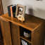 Armoire de couloir en bois avec rangement spacieux et pieds solides