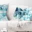 Coussin décoratif bleu clair à motif floral fractal