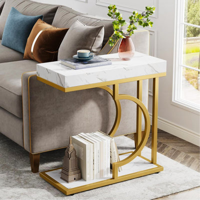 Table d'appoint de canapé en forme de C, table de bout étroite de 23,6 pouces avec plateau en faux marbre blanc et structure en métal doré - table de chevet moderne, petite table de collation pour canapé ou salon durable