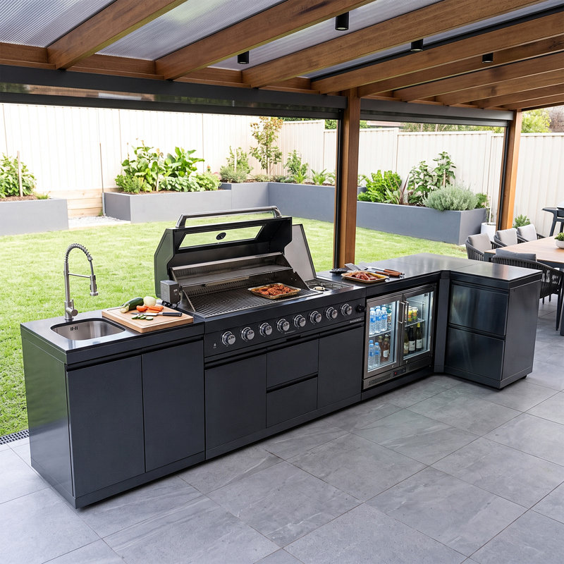 Îlot de cuisine extérieure modulaire en forme de L de 157 pouces avec barbecue à gaz 6 brûleurs de 96 000 BTU, brûleur latéral, comptoir en granit noir, évier, réfrigérateur à boissons extérieur et ensemble de rôtisserie.