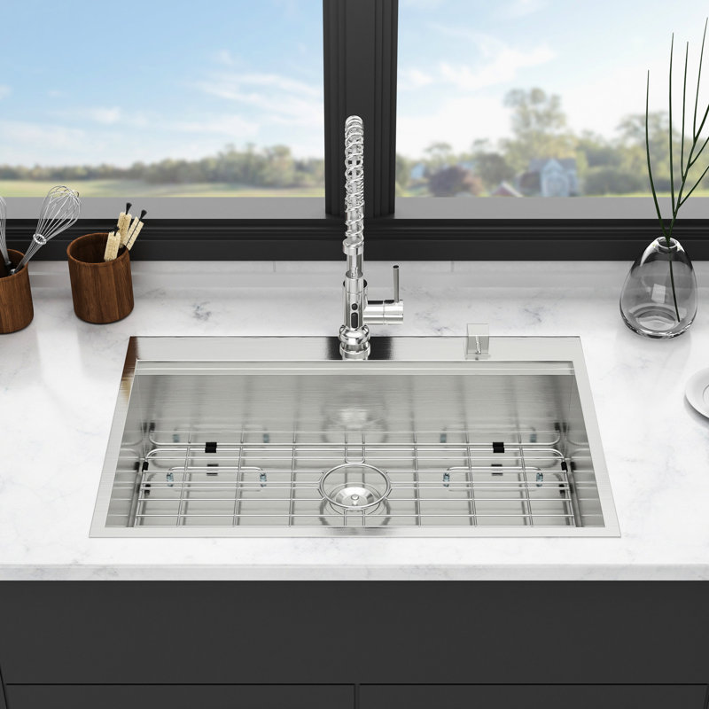 Évier de cuisine encastré en acier inoxydable de 33 po, T304 de calibre 16, poste de travail à simple cuve avec rebord pour un espace de travail polyvalent, patin insonorisant en caoutchouc, planche à découper en acier T304, repas de conception