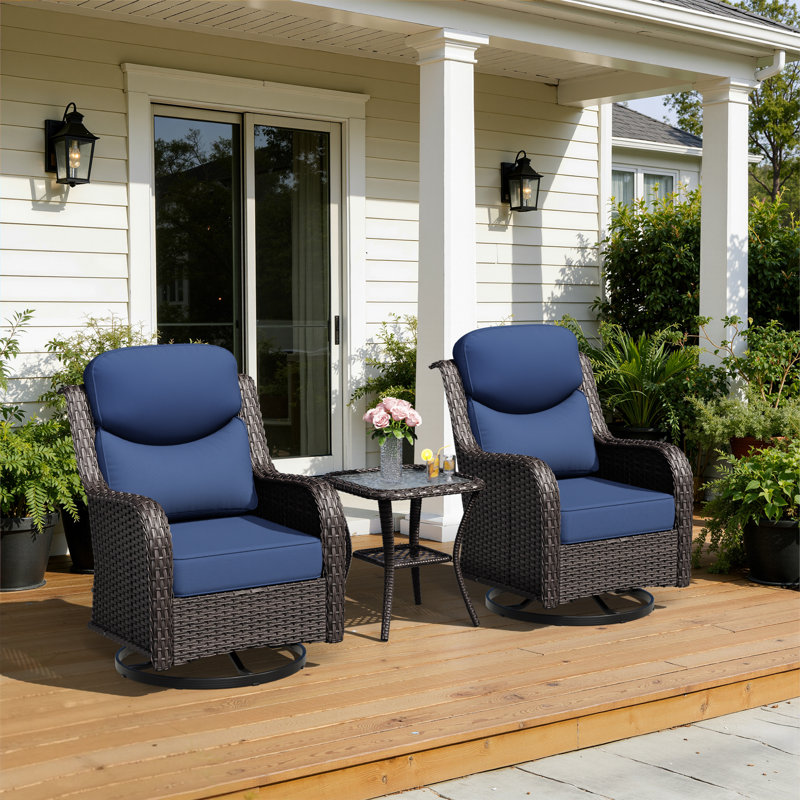 Ensemble de conversation d'extérieur en rotin pour 2 personnes Adcox avec table d'appoint, 2 chaises pivotantes et coussins bleus