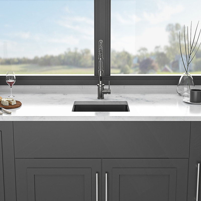 Évier de cuisine encastré avec surface à réduction de bruit, résistante aux égratignures et facile à nettoyer.