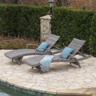 Ensemble de chaises longues en rotin gris avec structure en aluminium antirouille - confort sans coussin, chaises d'extérieur à accoudoirs 2 pièces pour une utilisation toute l'année