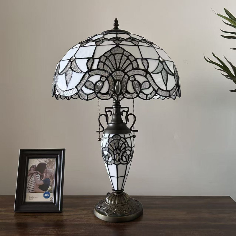Lampe de table Simonson Tiffany avec abat-jour et base en verre coloré de style baroque et lavande , Blanc