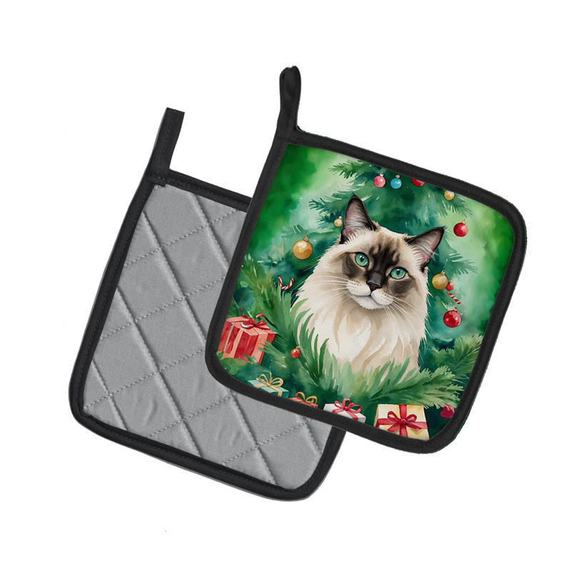Chat balinais près de l'arbre de Noël