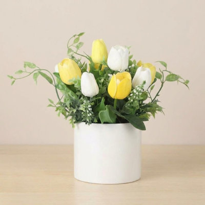 Vraies tulipes artificielles dans un vase en verre avec de l'eau artificielle, faux bouquet de tulipes pour la décoration intérieure et les centres de table de salle à manger