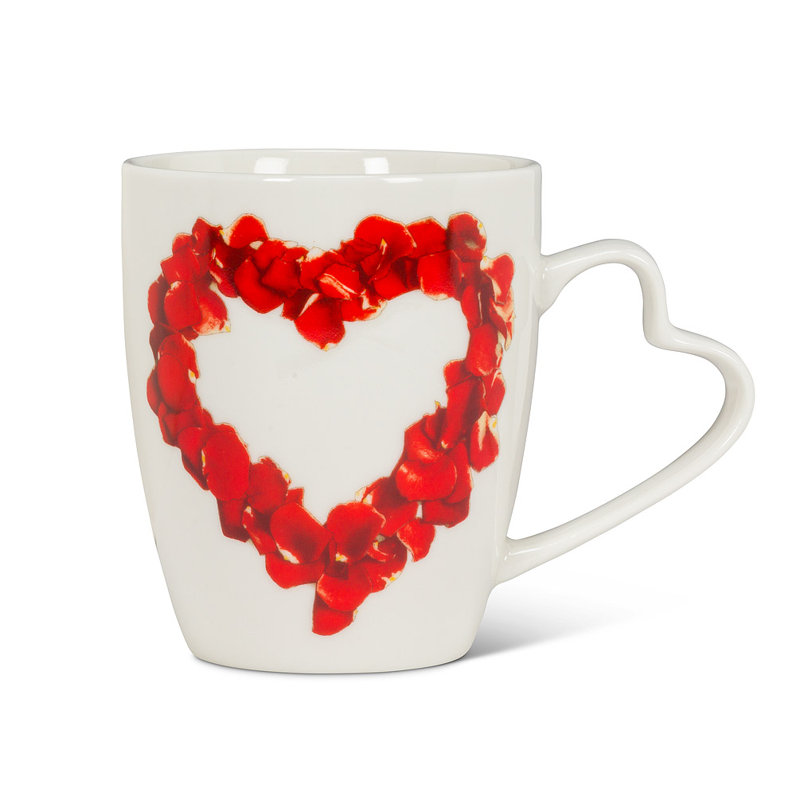 Tasse à café en forme de cœur avec pétales de rose
