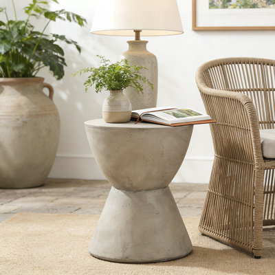 Élégante table d'appoint en béton légère avec un design de sablier pour les espaces extérieurs modernes