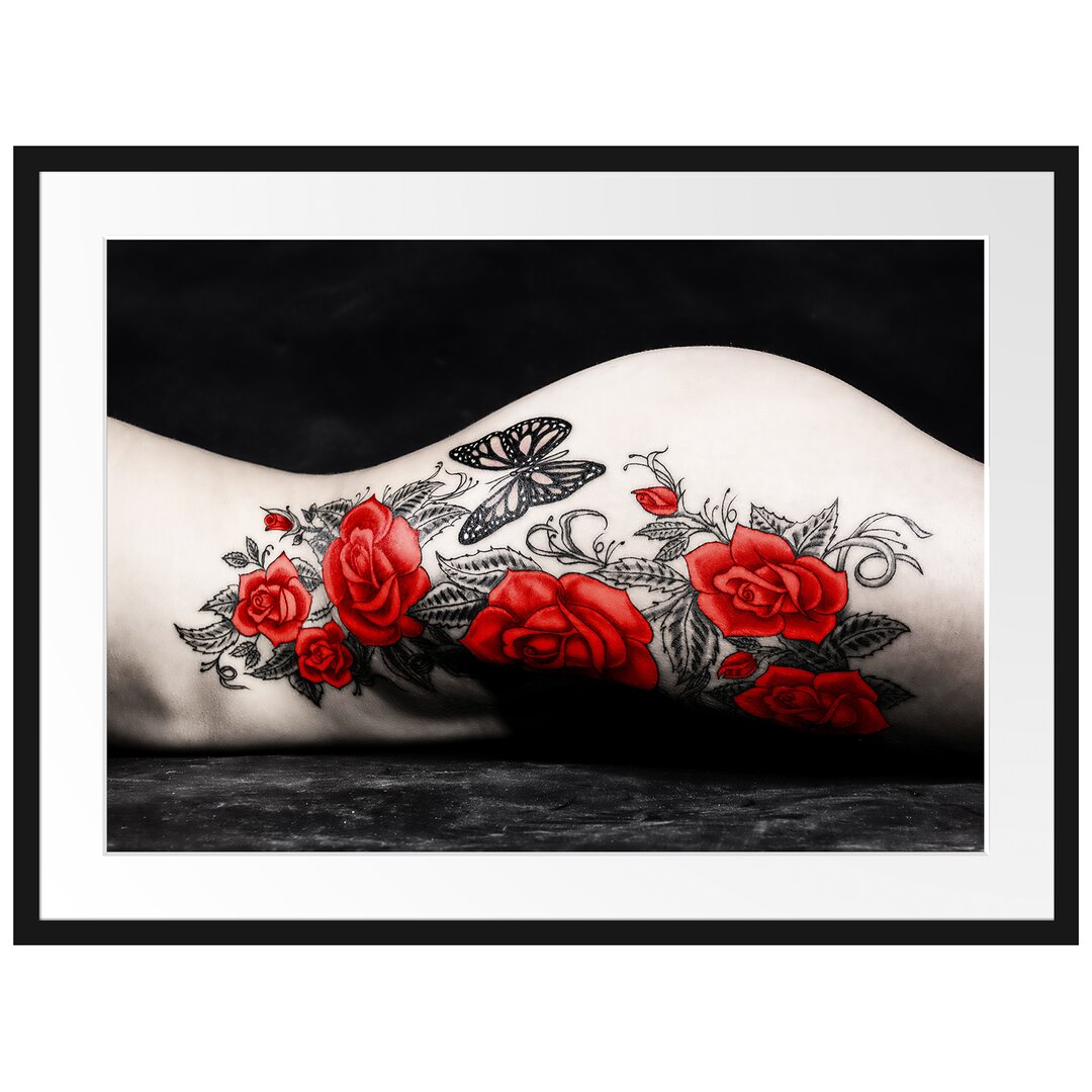 Gerahmtes Poster Rosen Tattoo mit Schmetterling