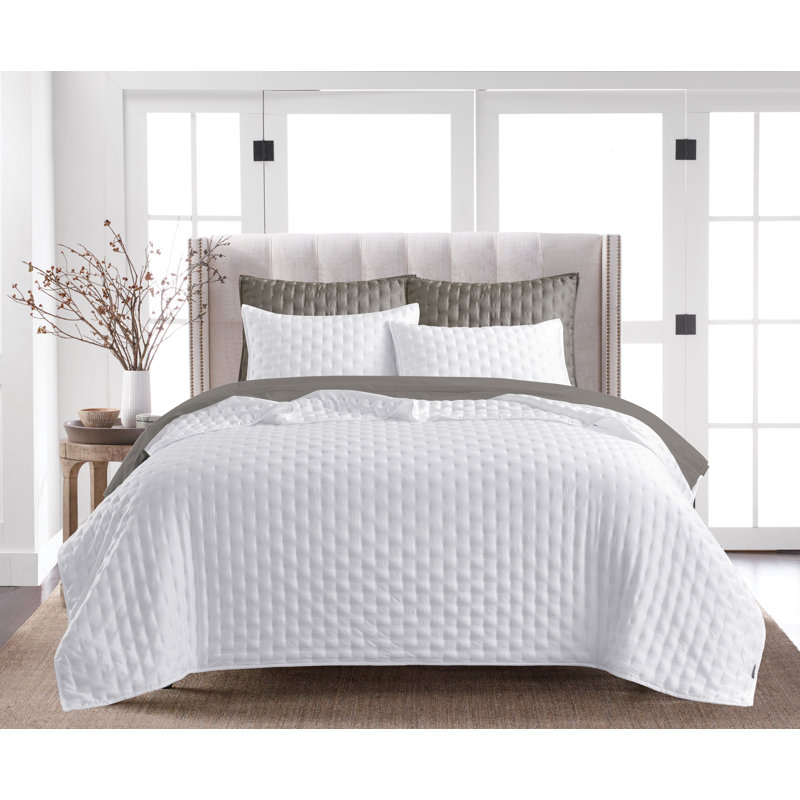 Ensemble de courtepointe Lana Tencel soyeux par Studio 16, Toronto. Fabriqué en 100% TENCEL, cet ensemble offre une sensation exceptionnellement douce au toucher, offrant une touche douce et soyeuse qui rehausse votre expérience de sommeil.