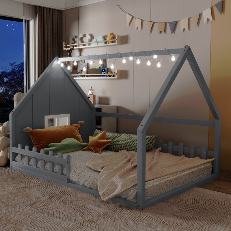 Lit double en bois avec fenêtre et clôture, Gris