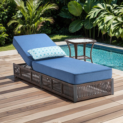 Chaise longue d'extérieur pour patio avec table d'appoint, chaise longue inclinable réglable en rotin de piscine avec coussin et coussin de 5 po, 5 positions réglables, osier en PE tissé à la main brun, structure en acier thermolaqué
