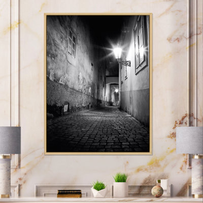 Mysterious Narrow City Alley - photographie sur toile