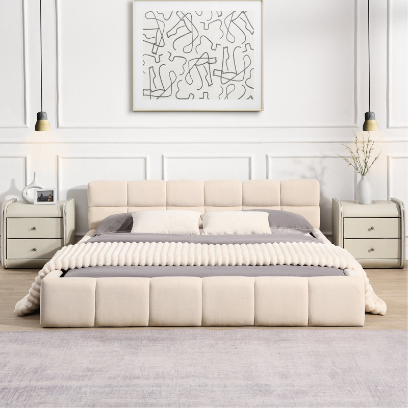 Grand lit en chenille beige avec tête de lit en damier pour une chambre confortable et élégante, Queen