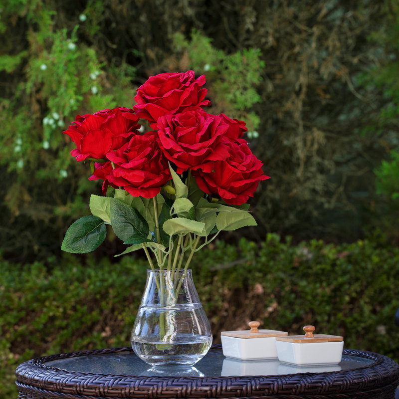 Arrangement de roses en soie dans un vase, Rouge