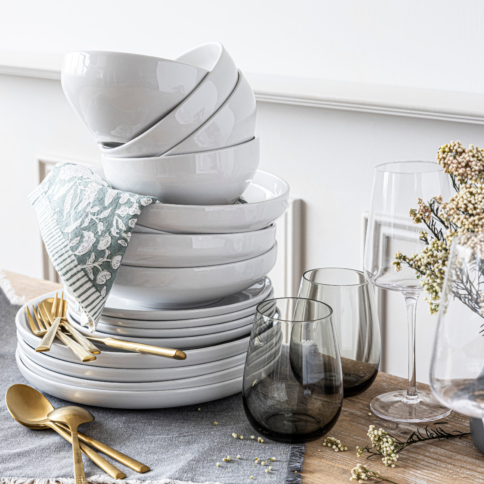 over&back Coupe 16-Piece Glossy White Hand-Finished Porcelain Dinnerware Set