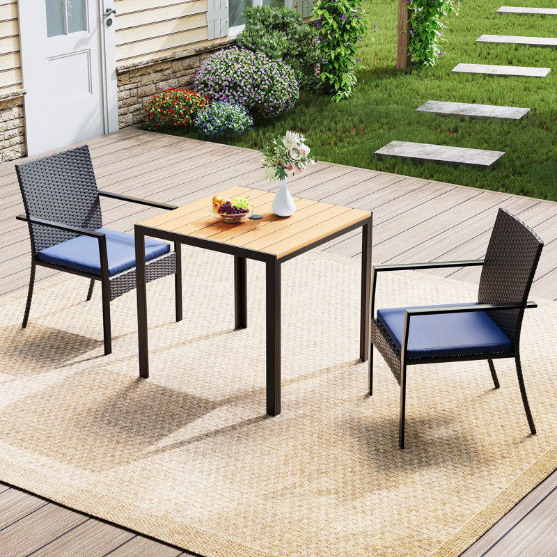 Ensemble de salle à manger d'extérieur 3 pièces, table en osier avec 2 chaises, trou pour parasol et coussins moelleux, mobilier de jardin pour terrasse, jardin, bord de piscine - Noir et bleu