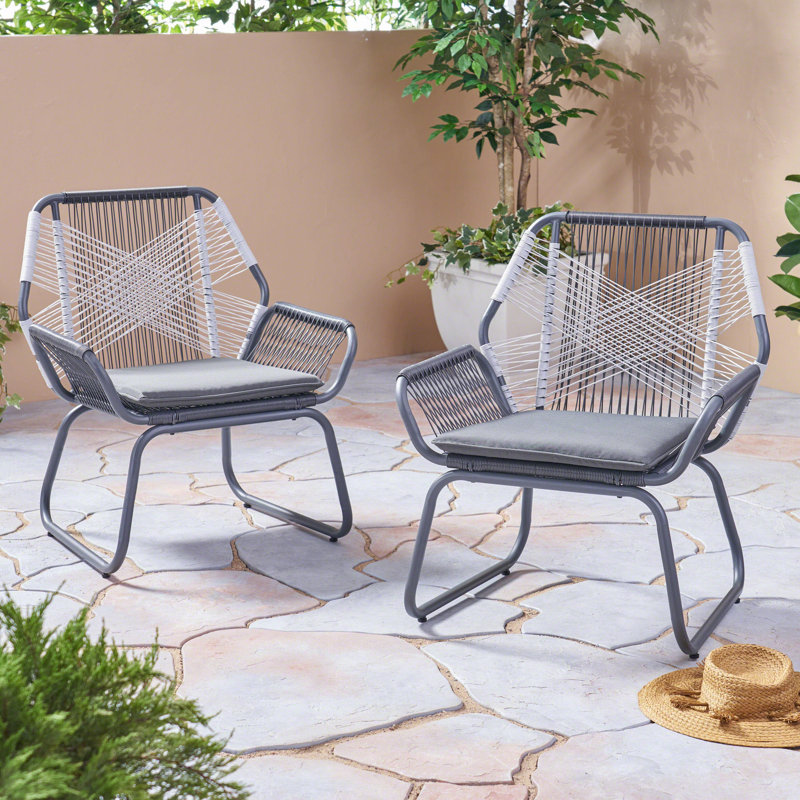 Fauteuil club contemporain avec structure en fer robuste et doublure de structure en acier élégante