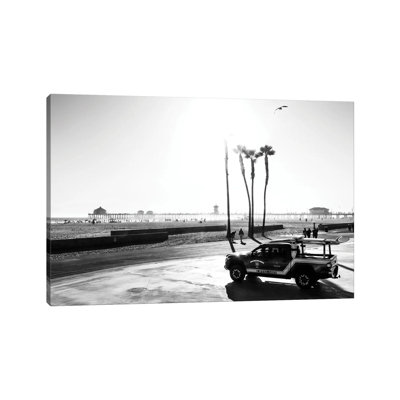 «Black California Series - Huntington Beach Lifeguard» par Philippe Hugonnard - reproduction de photo sur toile tendue