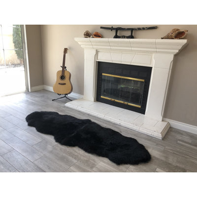 Tapis noir en peau de mouton Amaranta