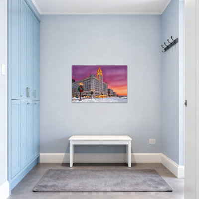 Paysage de Noël enneigé, lumières de Noël, coucher de soleil, bâtiment