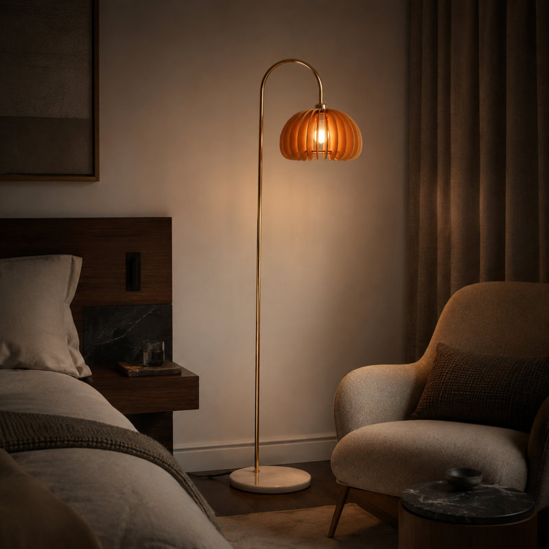 Lampe sur pied arquée avec abat-jour en lattes de bois et base en marbre