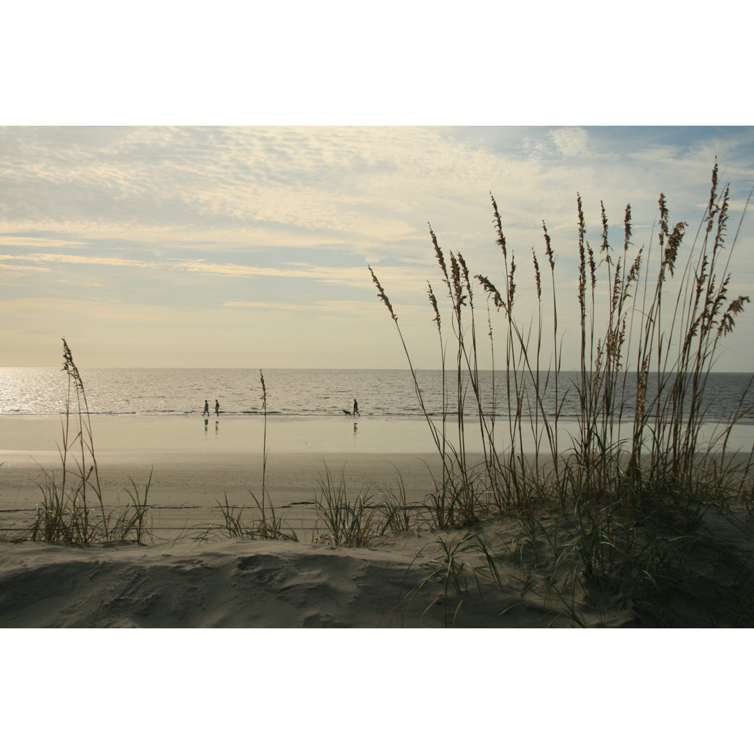 Walking The Beach von BeachcottagePhotography - Kunstdrucke auf Leinwand ohne Rahmen