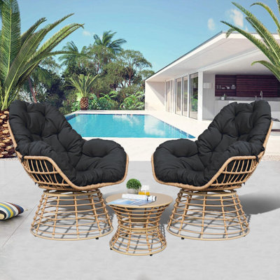 Ensemble 3 pièces de mobilier d'extérieur en osier - Chaise pivotante, table bistro et 2 chaises avec coussins - Ensemble de conversation pour patio, terrasse, porche et balcon