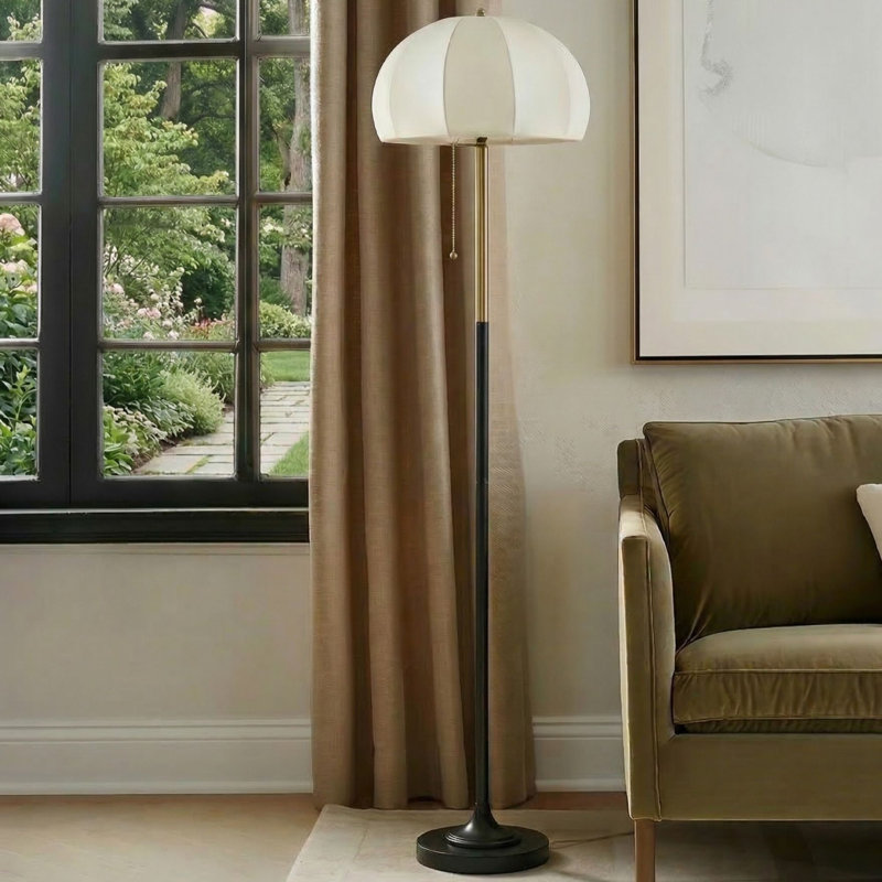 Lampe sur pied en céramique texturée avec abat-jour cannelé en tissu blanc