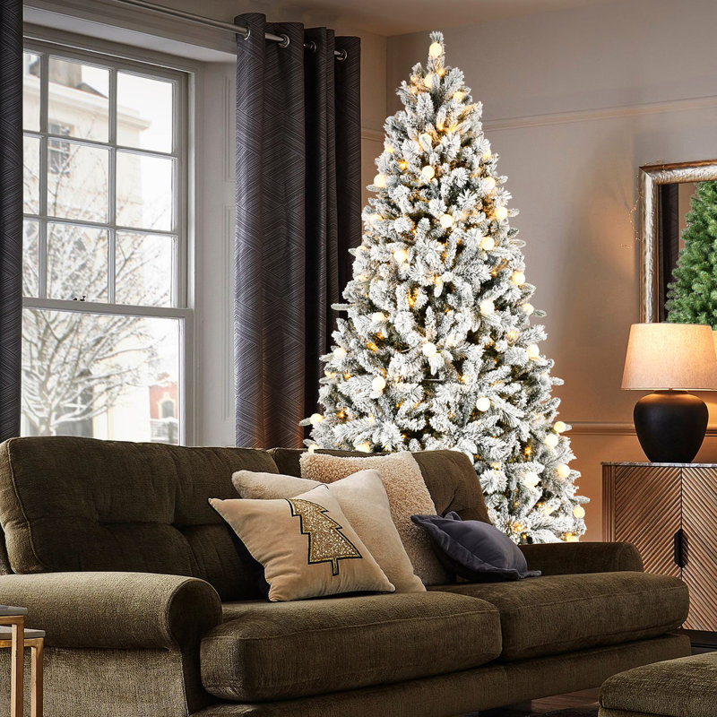 Arbre de Noël 8 pi avec 470l lumières DEL colorées, 10 modes d'éclairage, interrupteur au pied, 1793 pointes de pe + + dur, branches à mémoire de forme, tronc à charnières pour une installation sans effort et un démontage rapide, stable