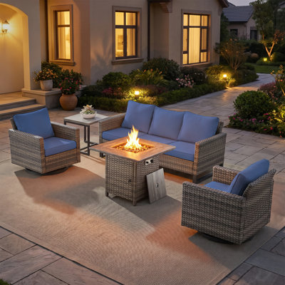 Ensemble de mobilier d'extérieur 5 pièces en osier avec foyer au propane, coussins épais, canapé 3 places et chaises berçantes pivotantes pour terrasse et porche