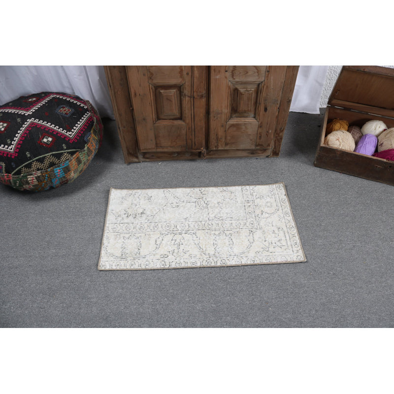 Tapis turc intemporel fait à la main, parfait pour décorer une maison de campagne et rehausser les couloirs aux tons neutres