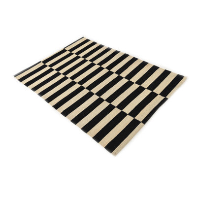 Tapis noir et blanc 3 pi 5 po x 4 pi 8 po