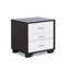Table d'appoint blanche et noire avec 3 tiroirs, capacité de poids de 40 lb sur le dessus, table de chevet rectangulaire moderne en bois composite noir, 3 armoires et matériaux