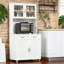Armoire de cuisine autoportante avec rangement spacieux, tablettes réglables et portes en verre encadrées pour un décor moderne
