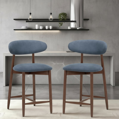 Ensemble deux pièces de tabourets de bar rembourrés bleus avec dossier et pieds en bois, convenant aux îlots de cuisine, aux bars de restaurant et aux styles modernes.
