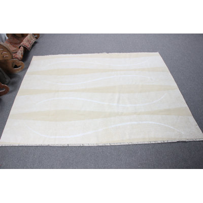 Tapis turc beige à motif de vagues et de tons neutres pour un décor minimaliste moderne et élégant