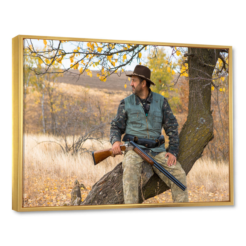 Hunters Pursuit sur toile, Cadre flottant doré, H 34 po x l 44 po x P 1,5 po