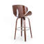 Élégant tabouret de bar pivotant avec structure en bois cintré et repose-pieds chromé, offrant confort et élégance.-1999936177
